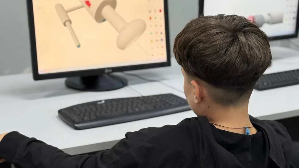 Учень працює з 3D-моделлю в комп'ютерному класі